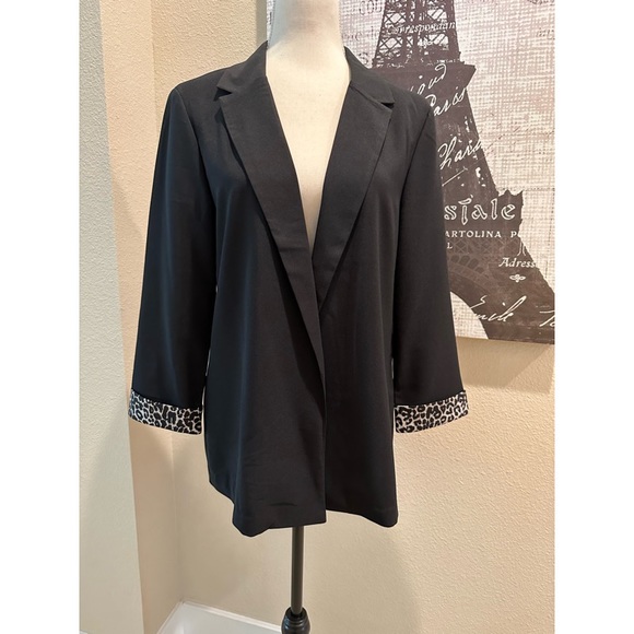🐆 Stylish, thin back blazer with leopard print sleeve cuffs. Super cute! 💛🤎🖤 - Picture 3 of 7